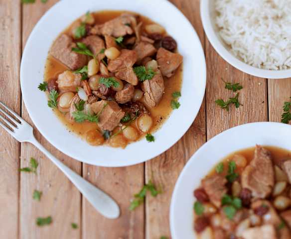 Sauté de filet mignon aux petits oignons vinaigrés, sirop d'érable et raisin secs