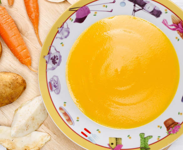 Polévka s mrkví, petrželí, celerem a bramborem