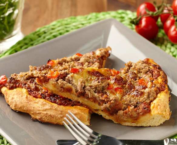 Tuňáková pizza s olivami