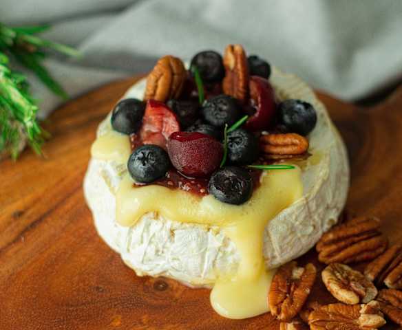 Queso al horno con mermelada de frutos silvestres y chía