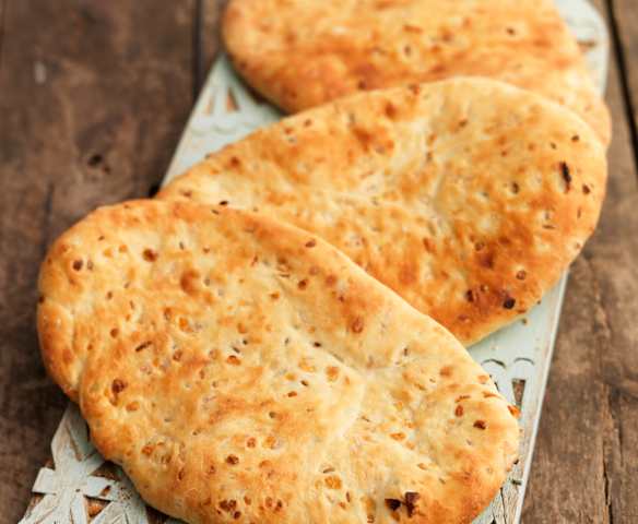 Naan-Brote mit Zwiebeln und Kreuzkümmel Naan-Brote mit Zwiebeln und Kreuzkümmel