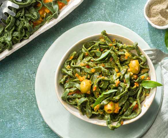 Tallarines de espirulina con salsa de verduras de verano Tallarines de espirulina con salsa de verduras de verano