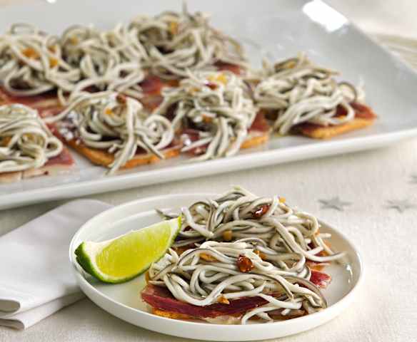 Tosta de jamón y angulas de surimi