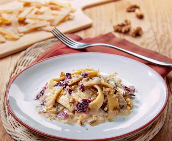 Mezze pappardelle di riso e ceci con radicchio, Gorgonzola e noci