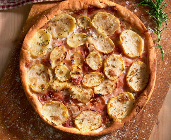 Pizza de gorgonzola, jamón y patata (sin gluten) Pizza de gorgonzola, jamón y patata (sin gluten)
