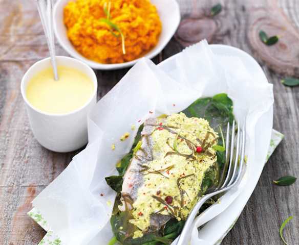 Papillote de bar aux épinards, sauce curcuma et purée de carotte