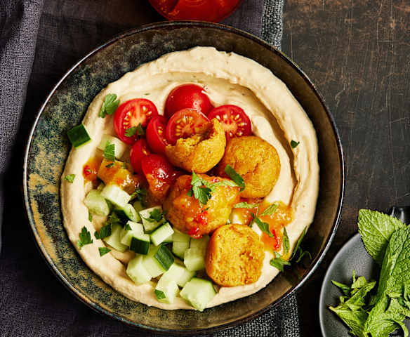 Falafel-Hummus-Bowl mit Aprikosen-Chili-Sauce