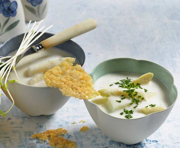 Velouté d'asperges et tuiles de fromage