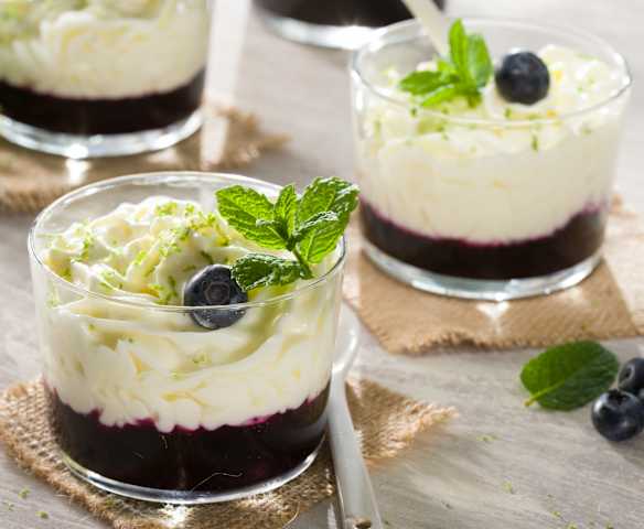 Postre de queso con coulis de arándanos