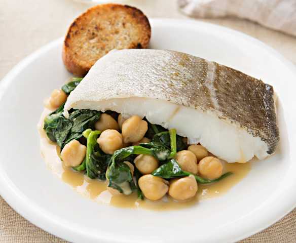 Bacalao, espinacas y garbanzos en salsa de potaje