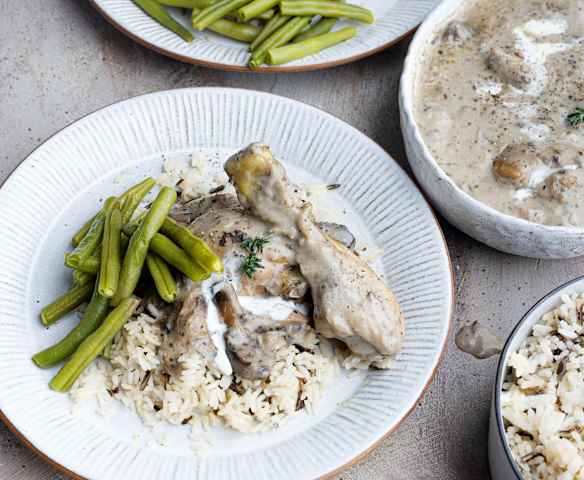 Cuisses de poulet et sauce aux champignons avec du riz sauvage