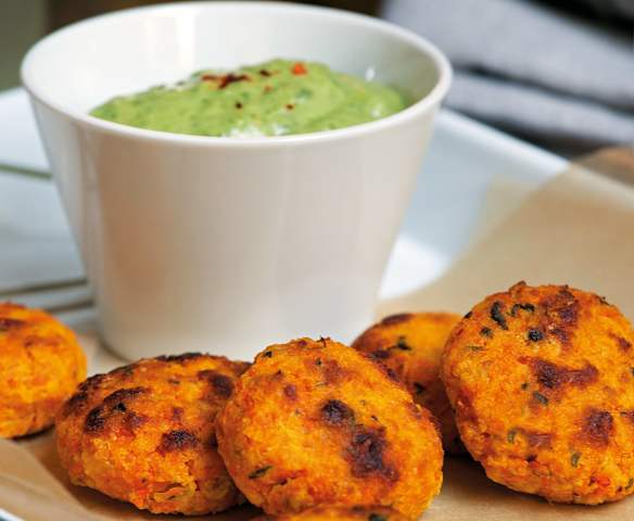 Mini hamburguesas de zanahoria y salsa de palta