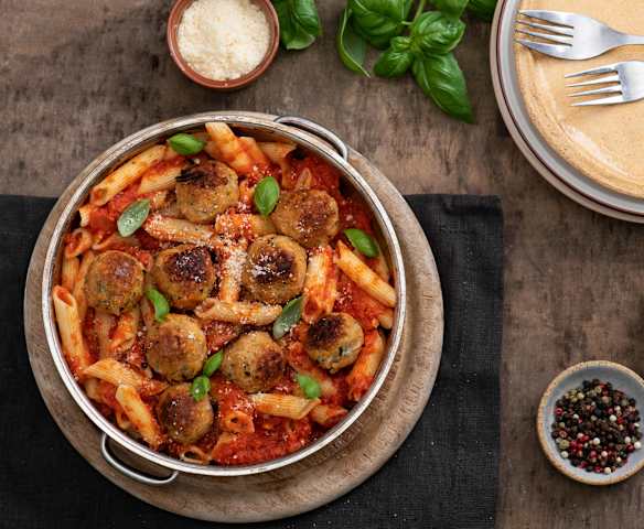 Pulpety z soczewicy z makaronem w sosie pomidorowym