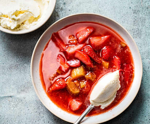 Soupe froide de fraises et rhubarbe, quenelle de crème fouettée Soupe froide de fraises et rhubarbe, quenelle de crème fouettée