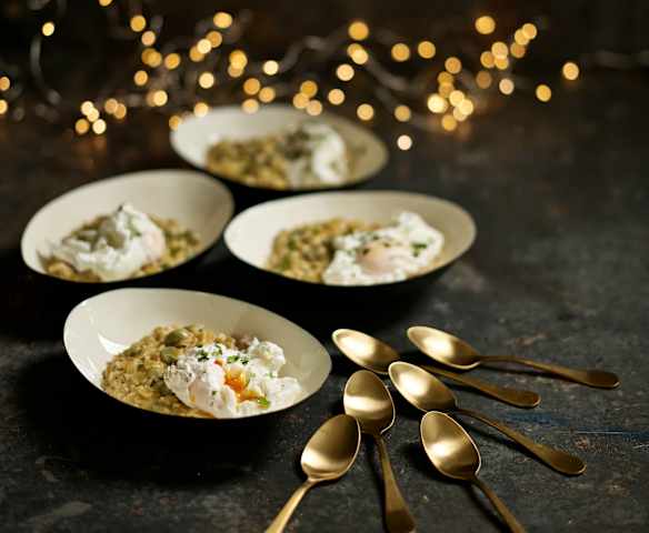 Risoto de orzo com cogumelos, favas e ovo escalfado