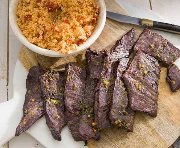 Entraña adobada con cuscús de aceitunas y tomate seco