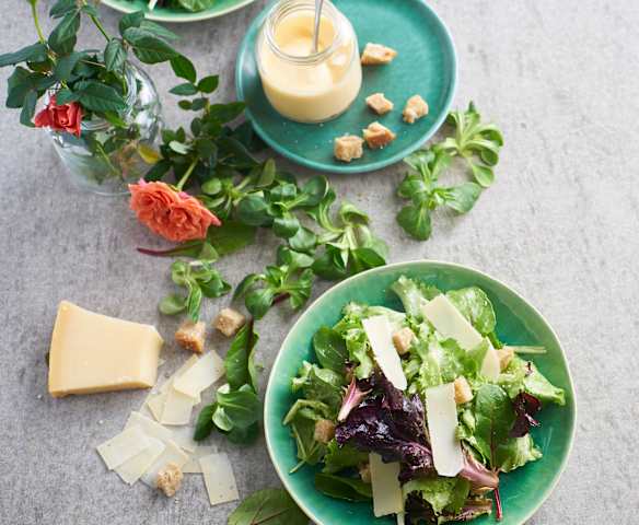 Salada de alface com molho caesar