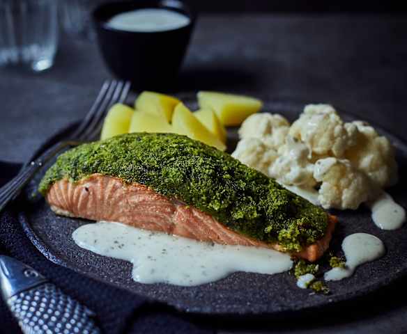 Lachsfilet mit Petersilienkruste und Dampfkartoffeln