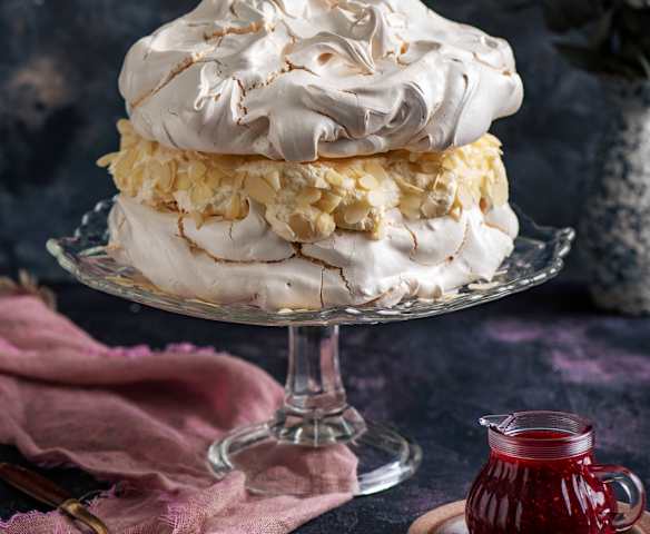 Tort bezowy z kremem budyniowym i sosem malinowym