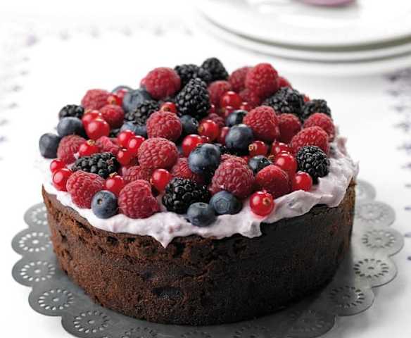 Bolo de chocolate sem farinha com frutos silvestres