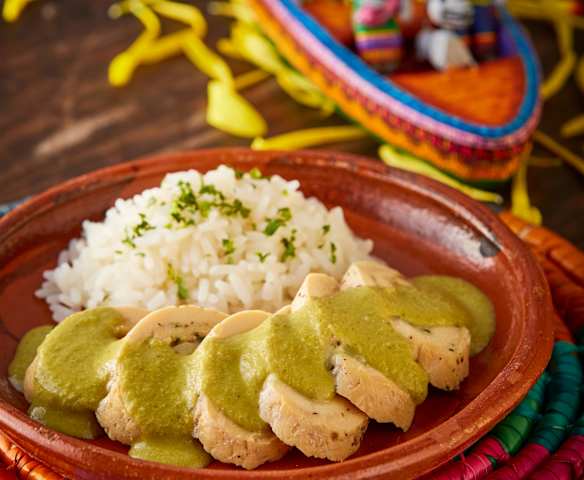 Pechugas rellenas en pipián de cacahuate