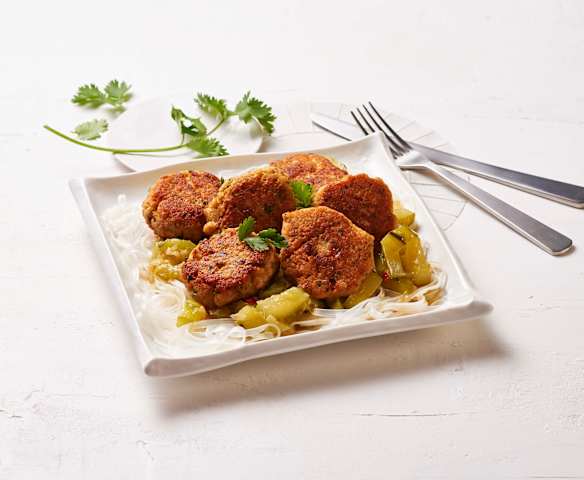 Lachsfrikadellchen mit süß-saurem Gurkengemüse