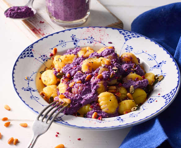 Purple Pesto mit Rotkohl, Himbeeren und Pecorino