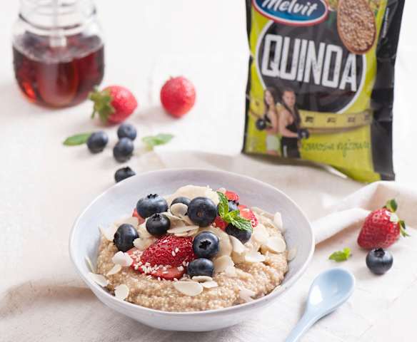 Migdałowa quinoa z owocami