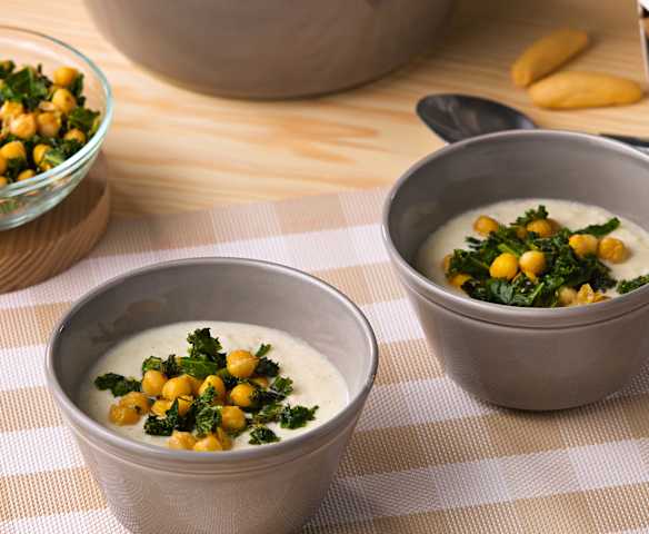 Sopa de yogur con garbanzos