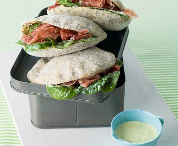 Pão pita com presunto, espinafres e molho de iogurte