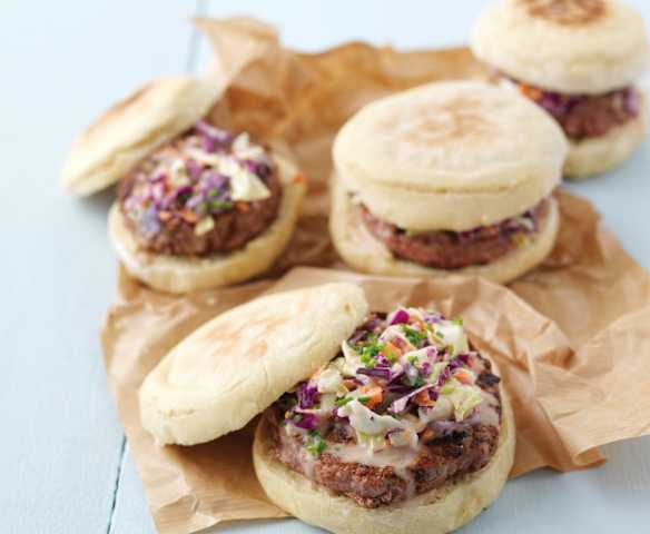 Bolo do caco com hambúrguer e coleslaw
