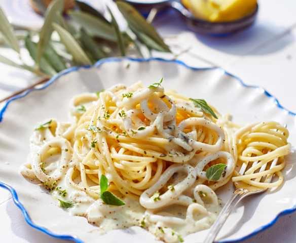 Tintenfischpasta in Zitronen-Knoblauch-Sauce