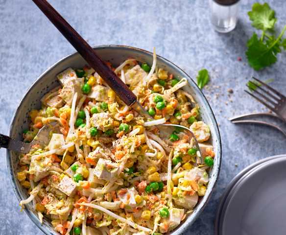 Salat mit Geflügel, Käse und Tofu