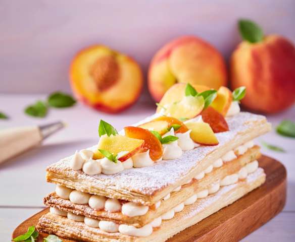 Mil hojas con crema de queso y duraznos Mil hojas con crema de queso y duraznos