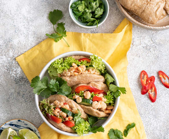 Pełnoziarniste bułeczki bao z pikantnymi krewetkami i świeżymi warzywami