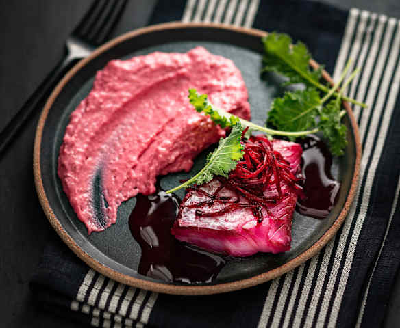 Pavé de cabillaud, jus et purée de betterave