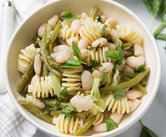 Ensalada templada de judías blancas y verdes con pasta