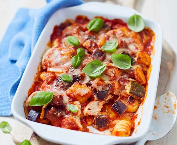 Putenschnitzel-Gnocchi-Auflauf mit Ratatouille-Sauce