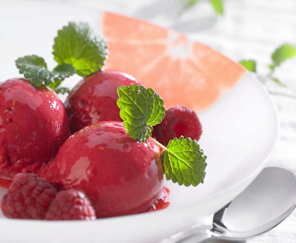 Helado de naranja, yogur y frambuesas