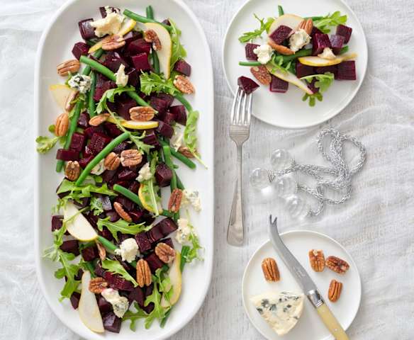 Ensalada de betabel, pera y queso azul