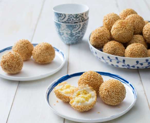 Banh ran (sesame balls)