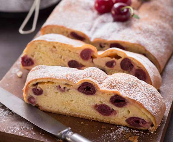 Quarkstrudel mit Kirschen