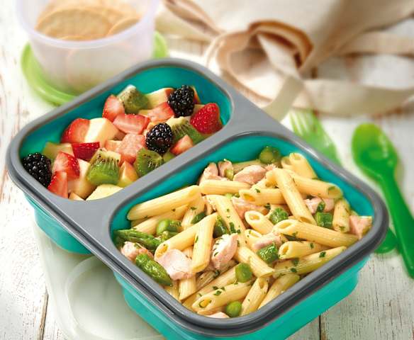 Insalata di pasta, salmone e asparagi