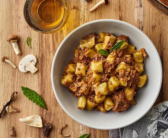 Gnocchi di mozzarella al prezzemolo con ragù di funghi