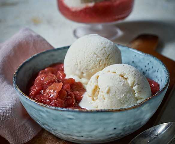 Veganes Mandel-Eis mit Rhabarber-Grenadine-Kompott