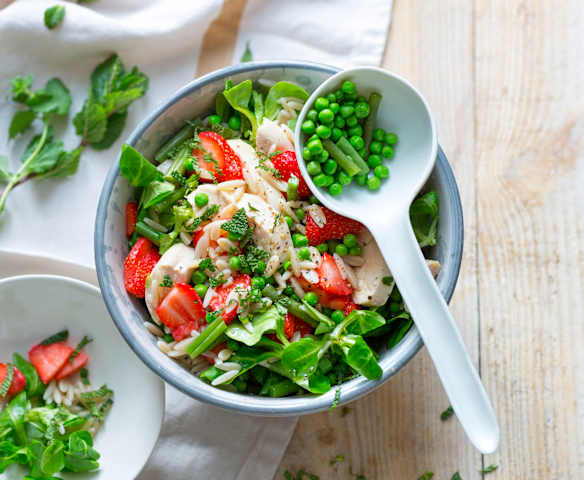 Poulet à la menthe, légumes et fraises
