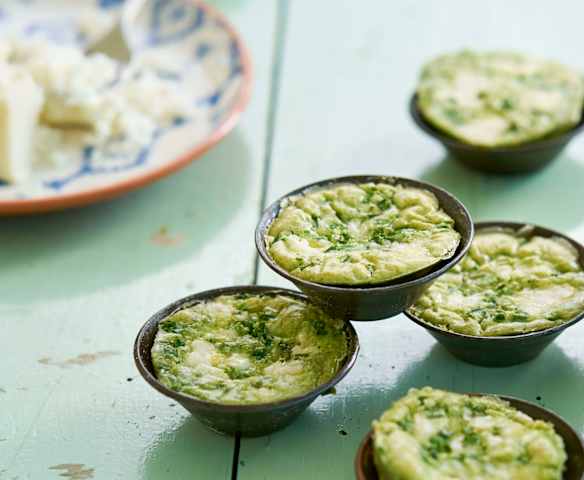 Fritatas de queijo de cabra e espinafres