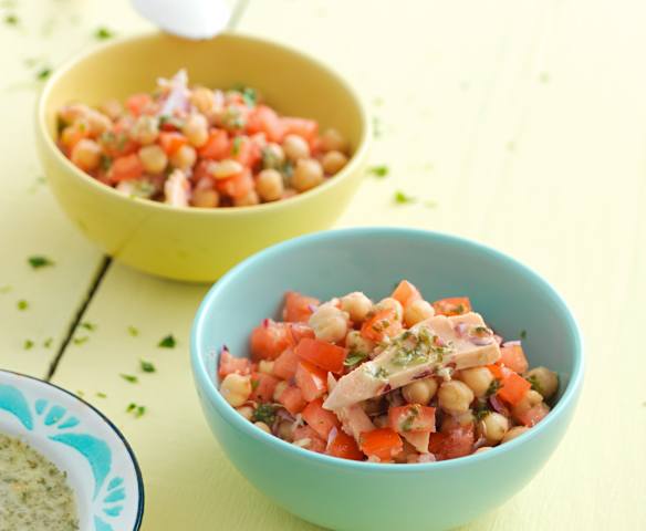 Salada de grão, tomate e atum com vinagreta de coentros e lima