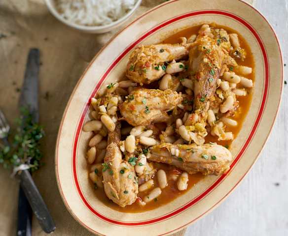 Pernas de frango guisadas com feijão