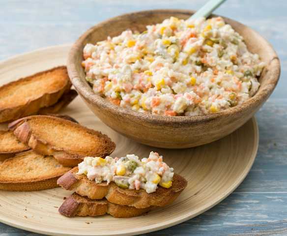 Tostas de ensaladilla con maíz